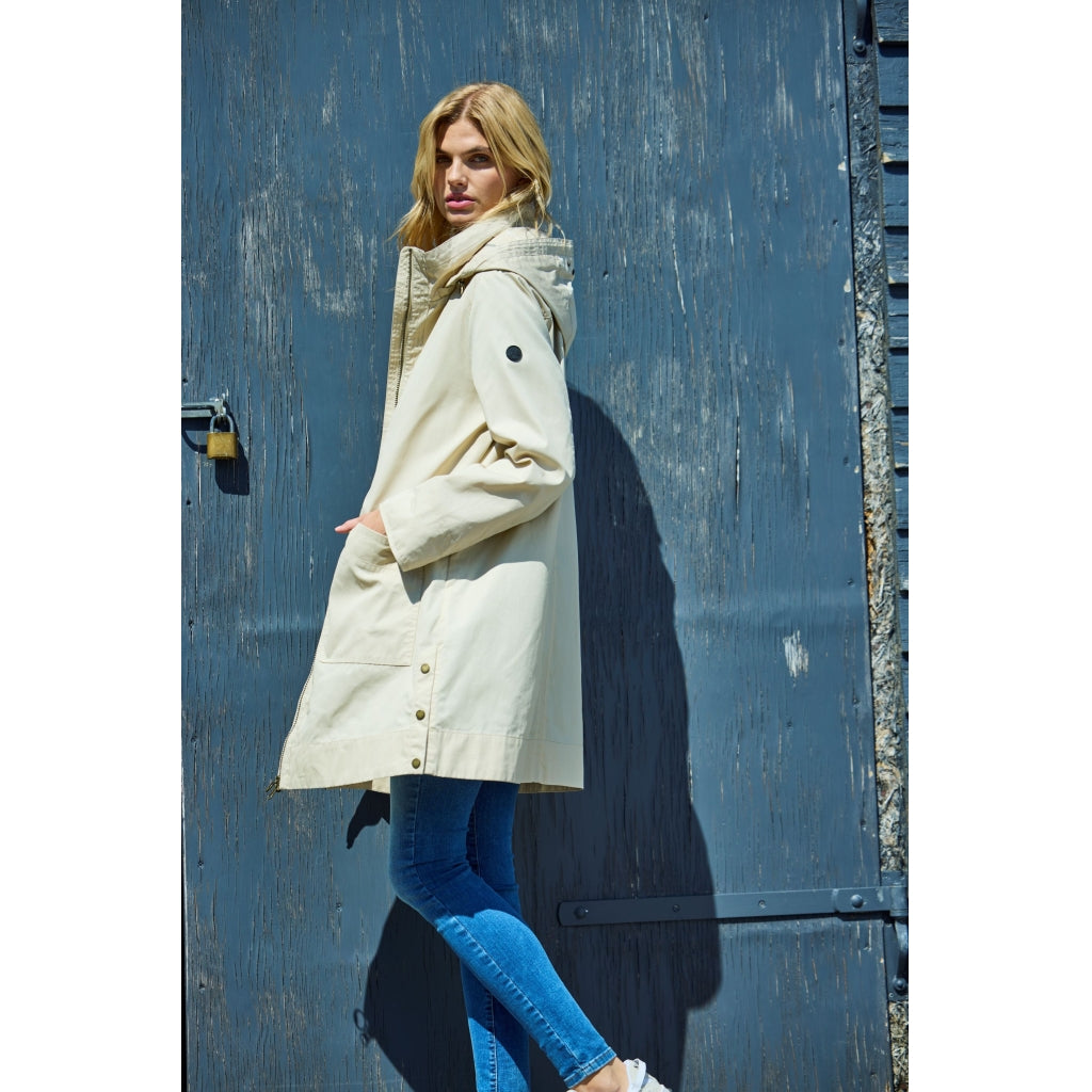 Junge Nora Kv. 46 12-Sand