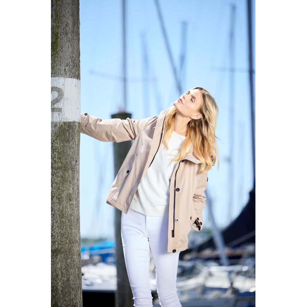 Junge Naomi Kv. 46 12-Sand