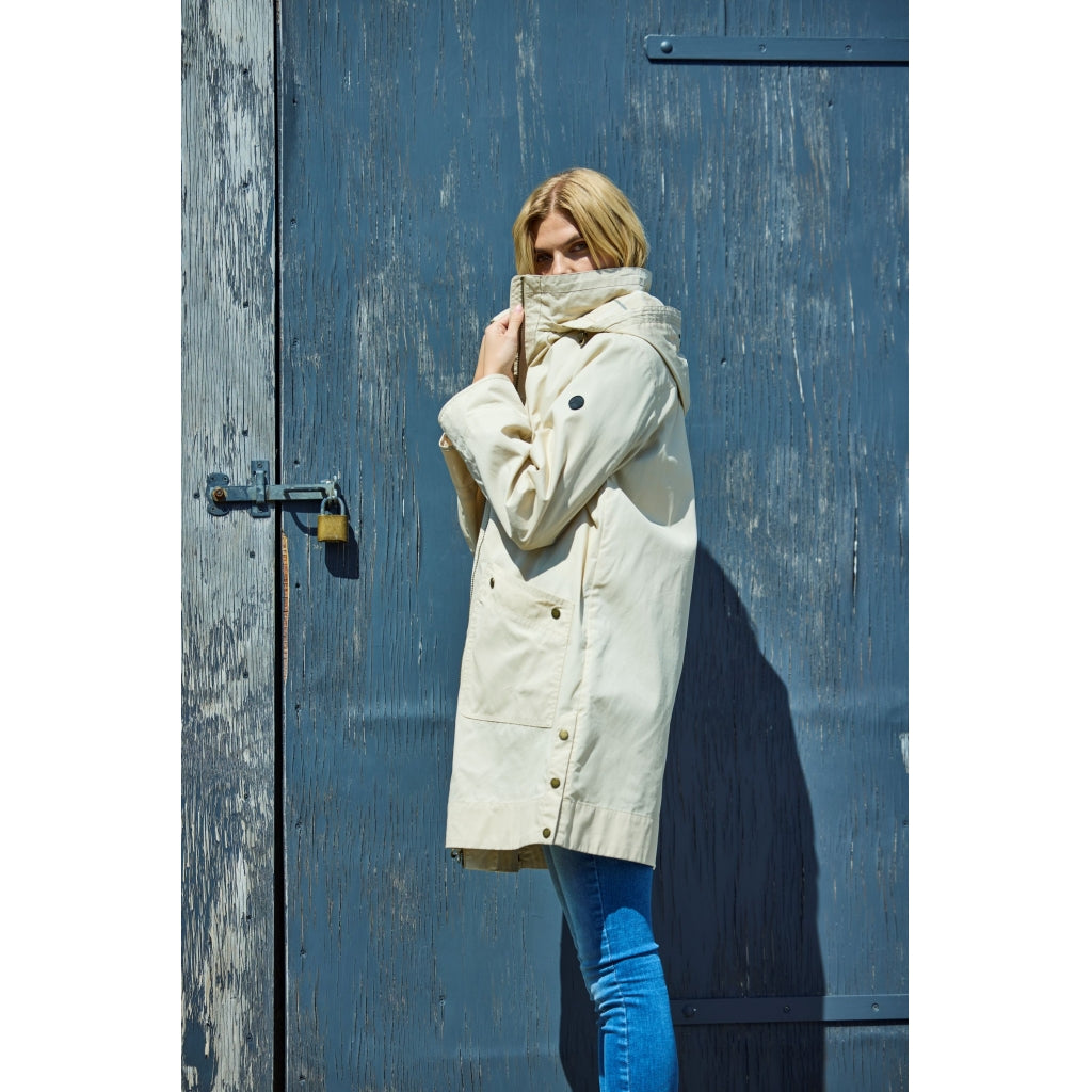 Junge Nora Kv. 46 12-Sand